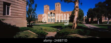 Facciata di un edificio educativo, Royce Hall dell'Università di California, la città di Los Angeles, California, Stati Uniti d'America Foto Stock