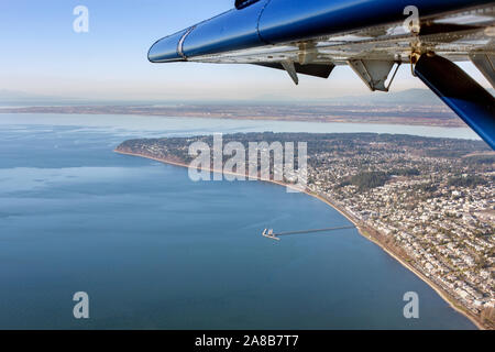 Incredibile vista aerea da un piccolo aeroplano volare sopra le isole del golfo vicino alla città di roccia bianca, British Columbia, Canada, voce per la città di Victoria Foto Stock