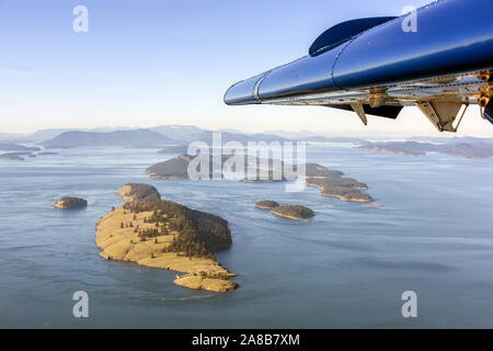 Incredibile vista aerea da un piccolo aeroplano volare sopra le isole del golfo vicino alla città di roccia bianca, British Columbia, Canada, voce per la città di Victoria Foto Stock