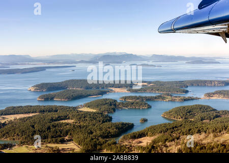 Incredibile vista aerea da un piccolo aeroplano volare sopra le isole del golfo vicino alla città di roccia bianca, British Columbia, Canada, voce per la città di Victoria Foto Stock