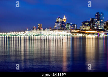 Esposizione a lungo dopo il tramonto vista sul centro di Vancouver e Convention Center su Coal Harbour, riflessioni. Vancouver, British Columbia, Canada Foto Stock