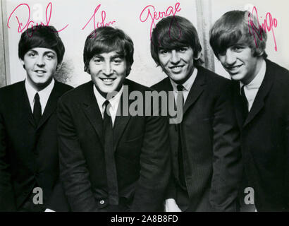 Inizio degli anni sessanta la pubblicità foto dei Beatles dal Capitol Records con autografi. Foto Stock