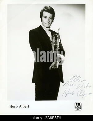 Pubblicità fotografia del musicista Herb Alpert per A&M registra circa 1960s. Foto Stock