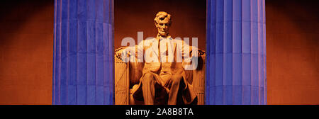 Statua di Abraham Lincoln in un memorial, il Lincoln Memorial, Washington DC, Stati Uniti d'America Foto Stock