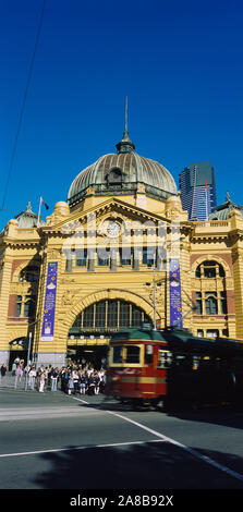 Facciata di una stazione ferroviaria, la stazione di Flinders Street, Melbourne, Victoria, Australia Foto Stock