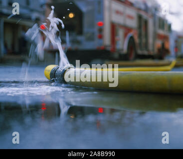 Perde acqua da un tubo antincendio, Lancaster, Lancaster County, Pennsylvania, STATI UNITI D'AMERICA Foto Stock