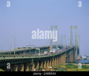 Il traffico su un ponte, Delaware Memorial Bridge, Fiume Delaware, Delaware, STATI UNITI D'AMERICA Foto Stock