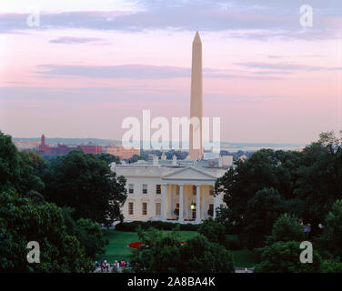 Vista della Casa Bianca e il Monumento a Washington al tramonto, Washington DC, Stati Uniti d'America Foto Stock
