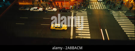 Angolo di alta vista di vetture a strisce pedonali, Times Square Manhattan, New York City, nello Stato di New York, Stati Uniti d'America Foto Stock