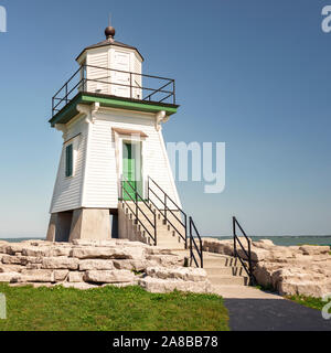 Port Clinton Stazione di luce vista ravvicinata del bianco e verde di faro in legno, Port Clinton, Ohio autunno 2018. Foto Stock