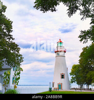 Marblehead faro sul Lago Erie, il più antico Grandi Laghi faro circa 1820s, Autunno blu ora di viaggio scenic con spazio copia incorniciata dagli alberi Foto Stock