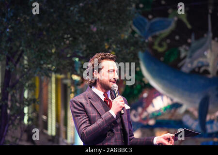 La folla pranzo Carnaby Street per vedere Ronnie Wood accendere le luci. Il tema di quest anno è di salvare il pianeta da Project Zero. Essi sono un oceano conservazione della carità e hanno creato un eco friendly display. Tutti i decori sono realizzati in materiale riciclato. Foto Stock