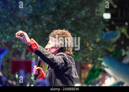 La folla pranzo Carnaby Street per vedere Ronnie Wood accendere le luci. Il tema di quest anno è di salvare il pianeta da Project Zero. Essi sono un oceano conservazione della carità e hanno creato un eco friendly display. Tutti i decori sono realizzati in materiale riciclato. Foto Stock