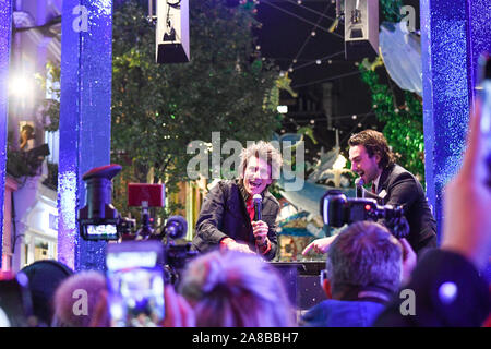 La folla pranzo Carnaby Street per vedere Ronnie Wood accendere le luci. Il tema di quest anno è di salvare il pianeta da Project Zero. Essi sono un oceano conservazione della carità e hanno creato un eco friendly display. Tutti i decori sono realizzati in materiale riciclato. Foto Stock