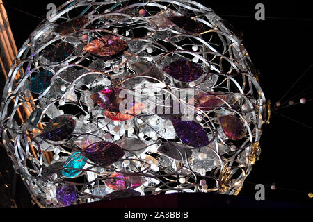 La folla pranzo Carnaby Street per vedere Ronnie Wood accendere le luci. Il tema di quest anno è di salvare il pianeta da Project Zero. Essi sono un oceano conservazione della carità e hanno creato un eco friendly display. Tutti i decori sono realizzati in materiale riciclato. Foto Stock