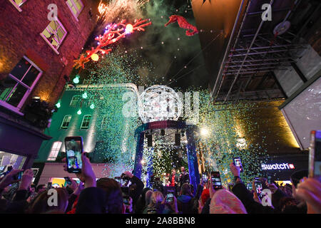 La folla pranzo Carnaby Street per vedere Ronnie Wood accendere le luci. Il tema di quest anno è di salvare il pianeta da Project Zero. Essi sono un oceano conservazione della carità e hanno creato un eco friendly display. Tutti i decori sono realizzati in materiale riciclato. Foto Stock