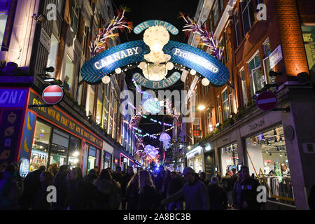La folla pranzo Carnaby Street per vedere Ronnie Wood accendere le luci. Il tema di quest anno è di salvare il pianeta da Project Zero. Essi sono un oceano conservazione della carità e hanno creato un eco friendly display. Tutti i decori sono realizzati in materiale riciclato. Foto Stock