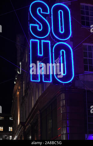 La folla pranzo Carnaby Street per vedere Ronnie Wood accendere le luci. Il tema di quest anno è di salvare il pianeta da Project Zero. Essi sono un oceano conservazione della carità e hanno creato un eco friendly display. Tutti i decori sono realizzati in materiale riciclato. Foto Stock