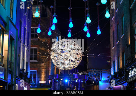 La folla pranzo Carnaby Street per vedere Ronnie Wood accendere le luci. Il tema di quest anno è di salvare il pianeta da Project Zero. Essi sono un oceano conservazione della carità e hanno creato un eco friendly display. Tutti i decori sono realizzati in materiale riciclato. Foto Stock