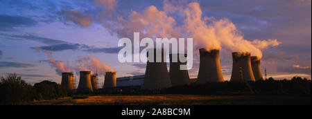 Pile di fumo in un campo, Drax power station, East Yorkshire, Inghilterra Foto Stock