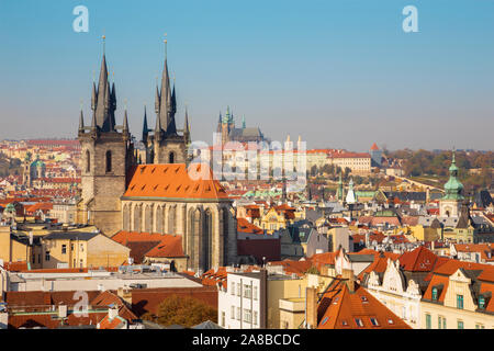 Praga - La vista si manifesti la città con la Chiesa di Nostra Signora di Týn e il castello con la cattedrale in background. Foto Stock