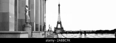 Statue in un palazzo con torre in background, Torre Eiffel, la Place du Trocadero, Parigi, Ile-De-France, Francia Foto Stock