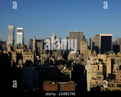 Angolo di alta vista di una città come si vede dal ventiquattresimo piano di The Carlyle Hotel a 76th e Madison, Manhattan, New York City, nello Stato di New York, Stati Uniti d'America Foto Stock