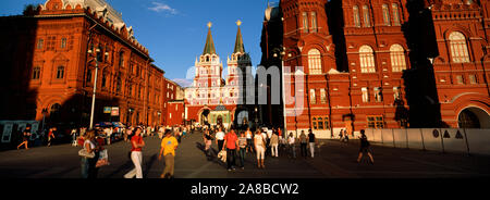 I turisti a piedi nella parte anteriore di un museo, museo storico statale, Piazza Rossa di Mosca, Russia Foto Stock