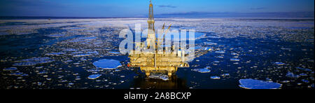 Olio della piattaforma di perforazione in mare, Cook Inlet, Baia di trading, Alaska, STATI UNITI D'AMERICA Foto Stock