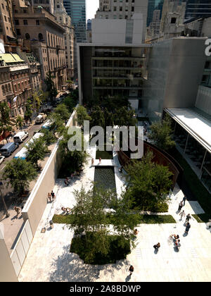 Angolo di alta vista di sculture in un giardino, Rockefeller Sculpture Garden, il Museo di Arte Moderna, 54th Street, Midtown Manhattan, Manhattan, New York City, nello Stato di New York, Stati Uniti d'America Foto Stock