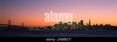 Skyline e un ponte di sospensione visto dall'Isola del Tesoro, San Francisco, California, Stati Uniti d'America Foto Stock