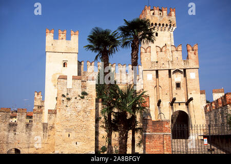 Castello Scaligero, Sirmione, provincia di Brescia, Lombardia, Italia Foto Stock