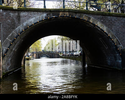 Arch ponte sul canale Prinsengracht, Leidegracht, Amsterdam, Olanda Settentrionale, Paesi Bassi Foto Stock