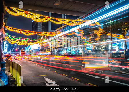 Esposizione lunga notte il moto del veicolo sentiero di luce vista di Singapore chinatown centrale degli affari di commerci Foto Stock