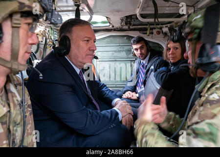 Grafenwoehr, Germania. 07 Novembre, 2019. Stati Uniti Il segretario di Stato Mike Pompeo giostre nel retro di un serbatoio durante una visita negli Stati Uniti con gli I soldati dell esercito presso la NATO Grafenwoehr Training Center Novembre 7, 2019 in Grafenwoehr, Germania. Pompeo è servito come un serbatoio comandante dell esercito 2° reggimento di cavalleria in Germania nel 1986. Credito: Ron Przysucha/Dipartimento di Stato/Alamy Live News Foto Stock