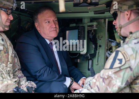 Grafenwoehr, Germania. 07 Novembre, 2019. Stati Uniti Il segretario di Stato Mike Pompeo giostre nel retro di un serbatoio durante una visita negli Stati Uniti con gli I soldati dell esercito presso la NATO Grafenwoehr Training Center Novembre 7, 2019 in Grafenwoehr, Germania. Pompeo è servito come un serbatoio comandante dell esercito 2° reggimento di cavalleria in Germania nel 1986. Credito: Ron Przysucha/Dipartimento di Stato/Alamy Live News Foto Stock