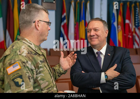 Grafenwoehr, Germania. 07 Novembre, 2019. Stati Uniti Il segretario di Stato Mike Pompeo soddisfa con U.S. La leadership dell'esercito presso la NATO Grafenwoehr Training Center Novembre 7, 2019 in Grafenwoehr, Germania. Pompeo è servito come un serbatoio comandante dell esercito 2° reggimento di cavalleria in Germania nel 1986. Credito: Ron Przysucha/Dipartimento di Stato/Alamy Live News Foto Stock