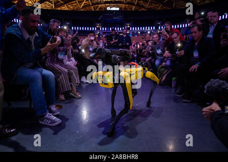 Lisbona, Portogallo. 07 Nov, 2019. Spot, il robot realizzato da Boston Dynamics visto durante l'annuale Vertice Web technology conference a Lisbona. Credito: SOPA Immagini limitata/Alamy Live News Foto Stock