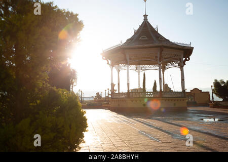 Village park all'alba con il sole che tramonta dietro il chiosco in Guatemala Foto Stock