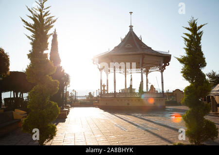 Village park all'alba con il sole che tramonta dietro il chiosco in Guatemala Foto Stock