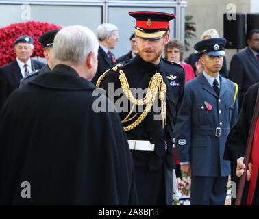 Londra, Regno Unito. 07 Nov, 2019. Il principe Harry, duca di Sussex incontra il vecchio soldato durante la fase di apertura dell'Abbazia di Westminster Campo di ricordo a Londra. Credito: SOPA Immagini limitata/Alamy Live News Foto Stock