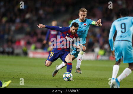 Barcellona, Spagna. 5 Novembre, 2019. (L-R) Lionel Messi (Barcellona), Tomas Soucek (Slavia) Calcio/Calcetto : UEFA Champions League Giornata 4 Gruppo F match tra FC Barcelona 0-0 SK Slavia Praha allo stadio Camp Nou a Barcellona Spagna . Credito: Mutsu Kawamori/AFLO/Alamy Live News Foto Stock