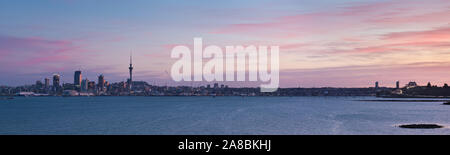 Panoramica, ad alta risoluzione di Auckland city centre, porto e Harbour Bridge visto dal nord al tramonto Foto Stock