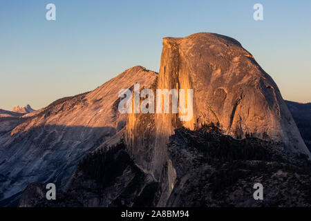 Tramonto di colpire il lato di Half Dome in Yosemite National Park (California) Foto Stock