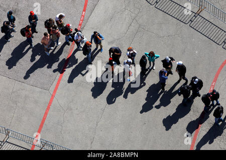 Vista di persone in una coda dalla torre di osservazione presso il circuito delle Americhe, Austin in Texas Foto Stock