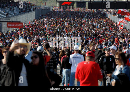 La folla di tifosi sul rettilineo principale dopo il 2019 il Gran Premio degli Stati Uniti presso il circuito delle Americhe, Austin in Texas Foto Stock