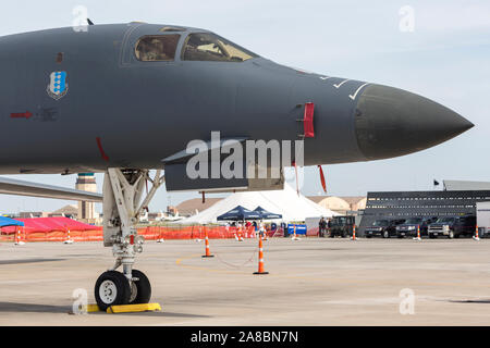 Una United States Air Force B-1 Lancer siede sul display statico alla Star Lamas Salute Air & Space Show a Tinker Air Force Base. Foto Stock