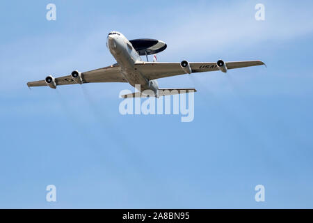 Una United States Air Force E-3 Sentry esegue un volo alla Star Lamas Salute Air & Space Show a Tinker Air Force Base. Foto Stock