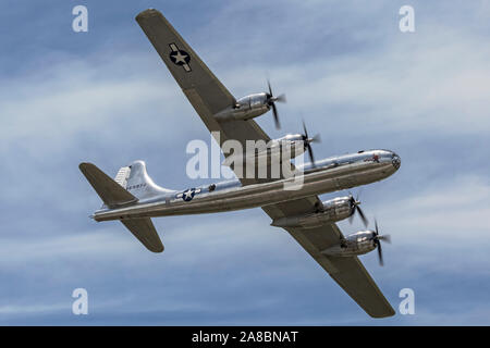 Una guerra mondiale II SER B-29 Superfortress soprannominato 'Doc' esegue un volo alla Star Lamas Salute Air & Space Show a Tinker Air Force Base. Foto Stock