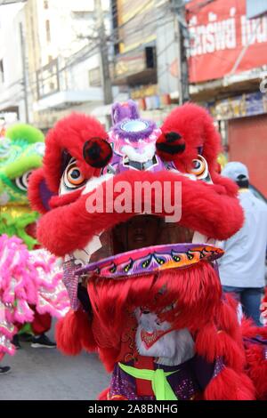 Drago Cinese processione di danza Roi Et, Thailandia Foto Stock